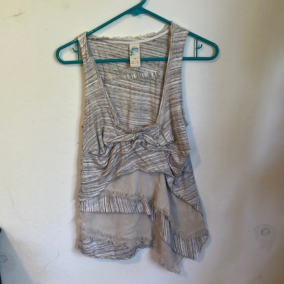 Grey top with rough looking texture. - Picture 2 of 2